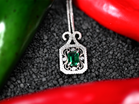 1.24ct Emerald & Diamond Pendant Fashion