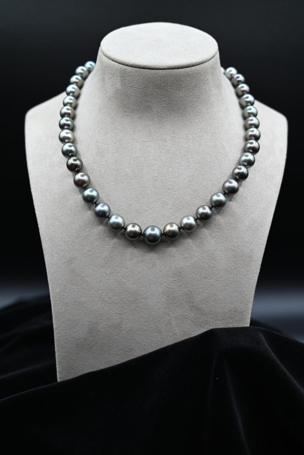 Natural Tahitian Pearl Strand with 18k Yellow Gold Diamond Accent Clasp For Sale